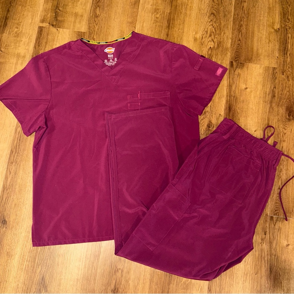 EUC - Dickie’s - Unisex Maroon Scrub Set Size Large